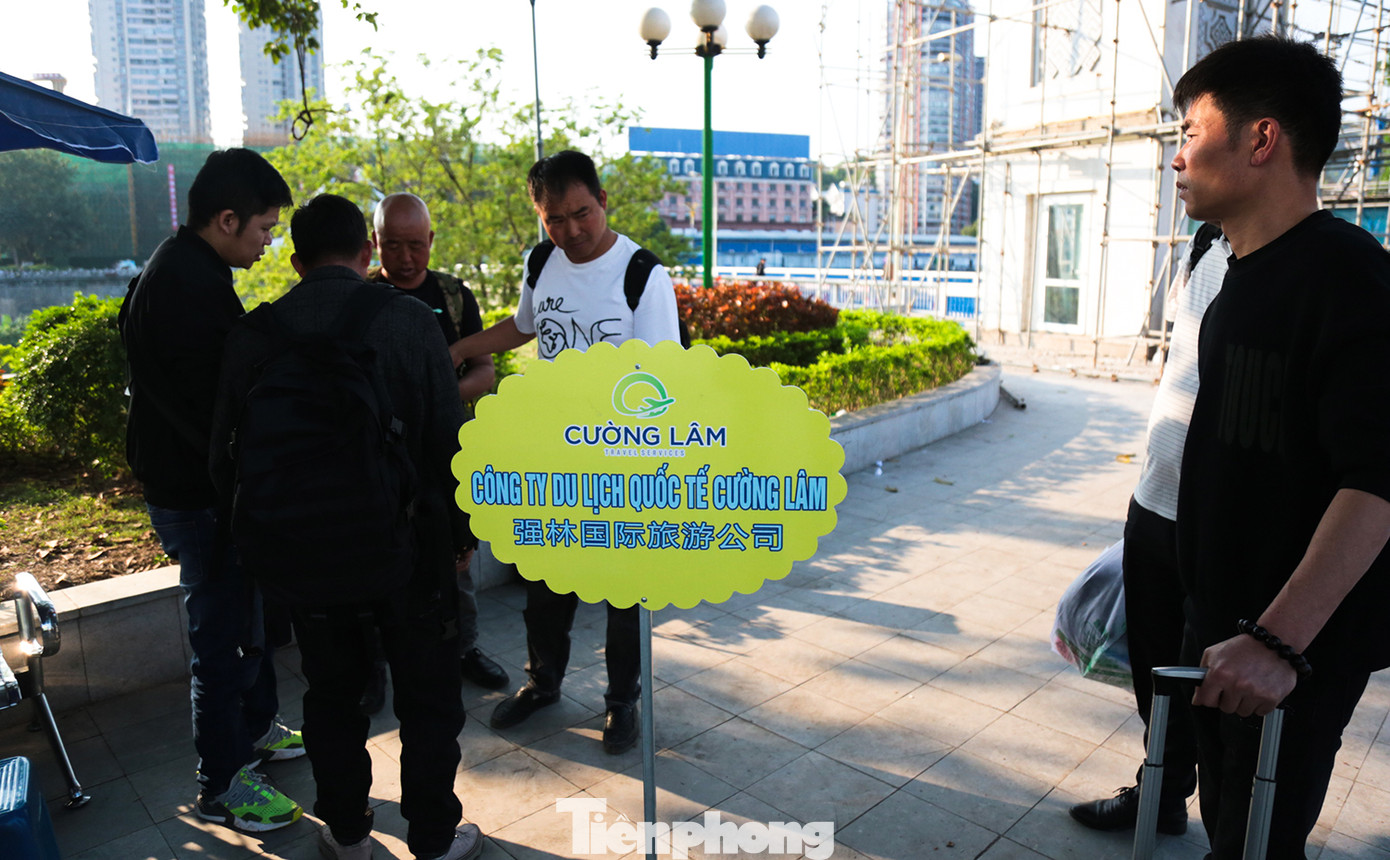 Ông Trần Dương Lâm - Giám đốc công ty du lịch quốc tế Cường Lâm - cho biết, gần hai tháng nay công ty vận dụng linh hoạt, đón và tổ chức một số tour cho khách du lịch nhỏ lẻ Trung Quốc đến Hạ Long, Quảng Ninh. Thời điểm vừa rồi, công ty tổ chức đón được khoảng 750 khách qua cửa khẩu quốc tế Lào Cai. Sau ngày 15/3, công ty dự kiến ký hợp đồng triển khai tour, tuyến theo đăng ký với các đối tác Trung Quốc. Chẳng hạn như, tuyến Lào Cai - Hà Nội - Cát Bà - Hạ Long.