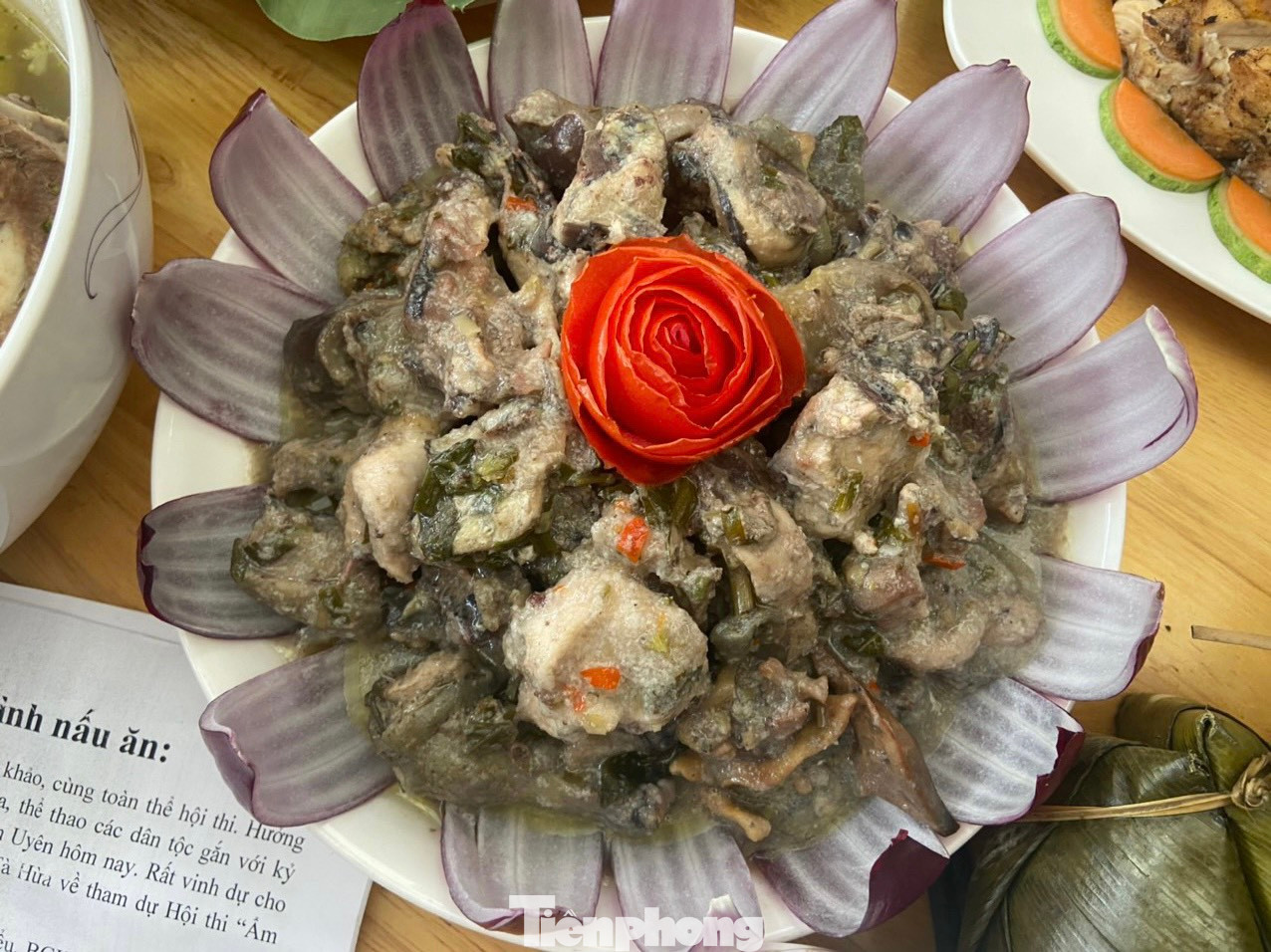 Thịt gà nấu trong ống tre - một món ăn vừa lạ, vừa ngon hấp dẫn nhiều du khách đến với Lai Châu.