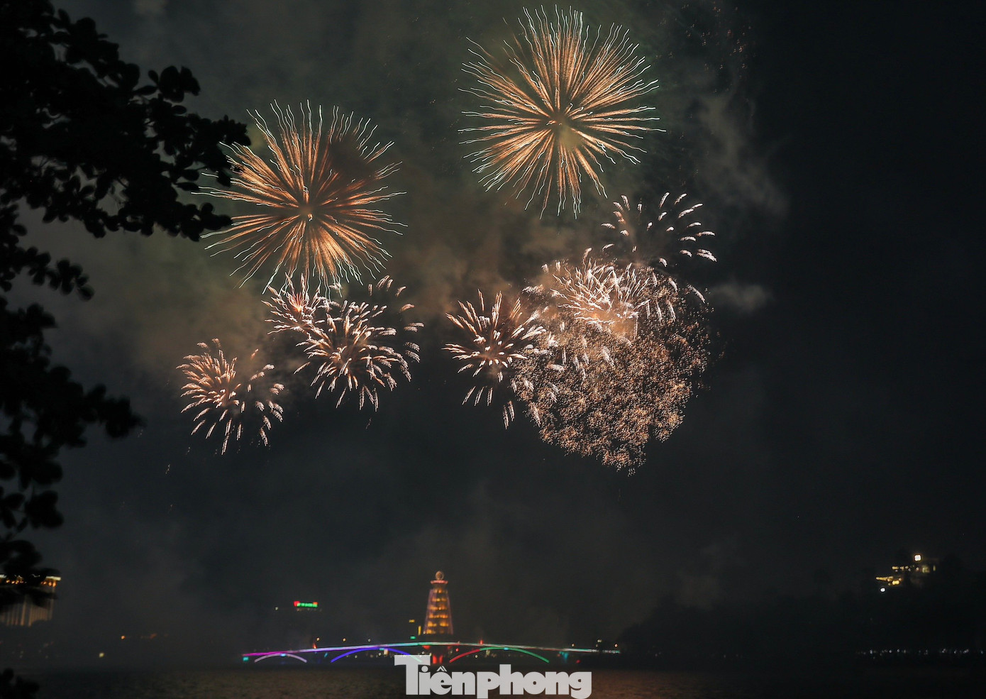 Pháo hoa rực sáng trên bầu trời đất Tổ.