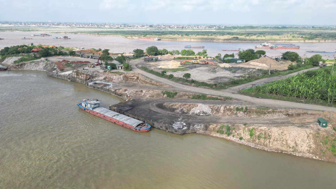 Lãnh đạo tỉnh Phú Thọ yêu cầu xử lý nghiêm các bến bãi không phép dọc tuyến sông ở Phú Thọ.