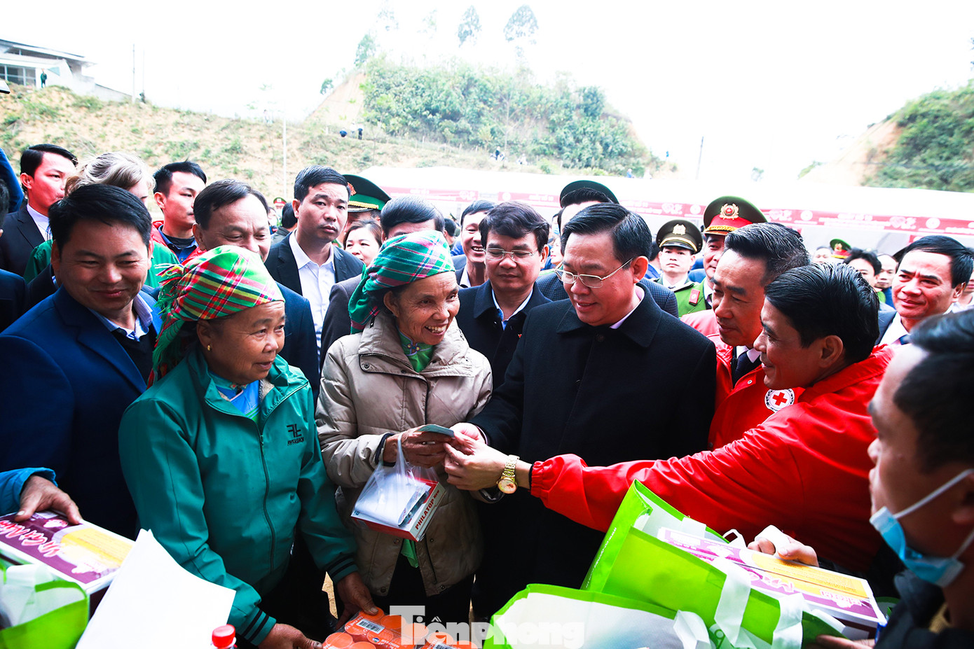 Chủ tịch Quốc hội động viên, chúc Tết lực lượng vũ trang các đồn Biên phòng Bát Xát, Y tý, A Mú Sung, Trịnh Tường, Đoàn Kinh tế Quốc phòng 345 và dự chương trình "Tết nhân ái" do Hội Chữ thập đỏ Việt Nam tổ chức tại xã Trịnh Tường (Bát Xát, Lào Cai).