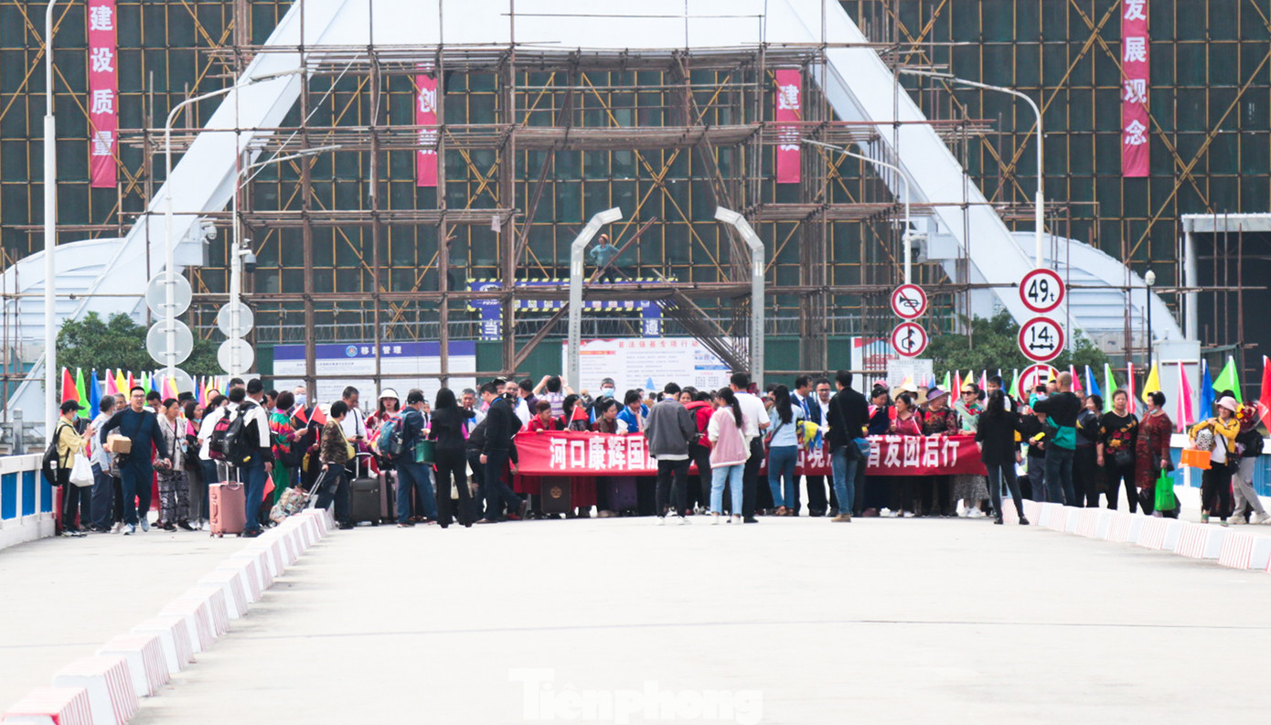 Theo kế hoạch, khoảng 14h30 chiều 15/3, đoàn khách du lịch Trung Quốc đầu tiên nhập cảnh vào Lào Cai sau 3 năm bị hạn chế vì dịch COVID-19. Tuy nhiên, từ 14h, đoàn khách đã làm xong thủ tục xuất cảnh bên nước bạn và xếp hàng tại cầu Hộ Kiều để nhập cảnh vào nước ta.