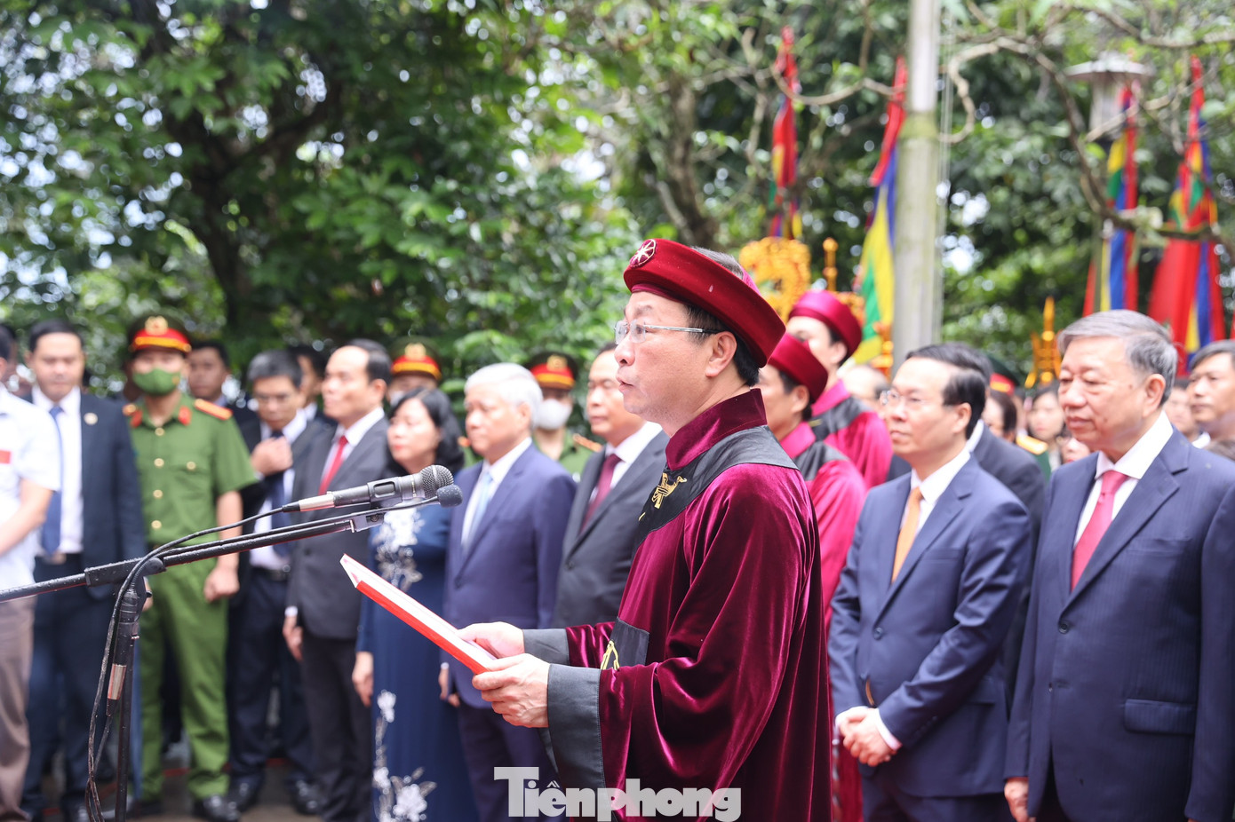 Ông Bùi Văn Quang - Phó Bí thư Tỉnh ủy, Chủ tịch UBND tỉnh Phú Thọ kính cẩn đọc Chúc văn tưởng niệm các Vua Hùng.