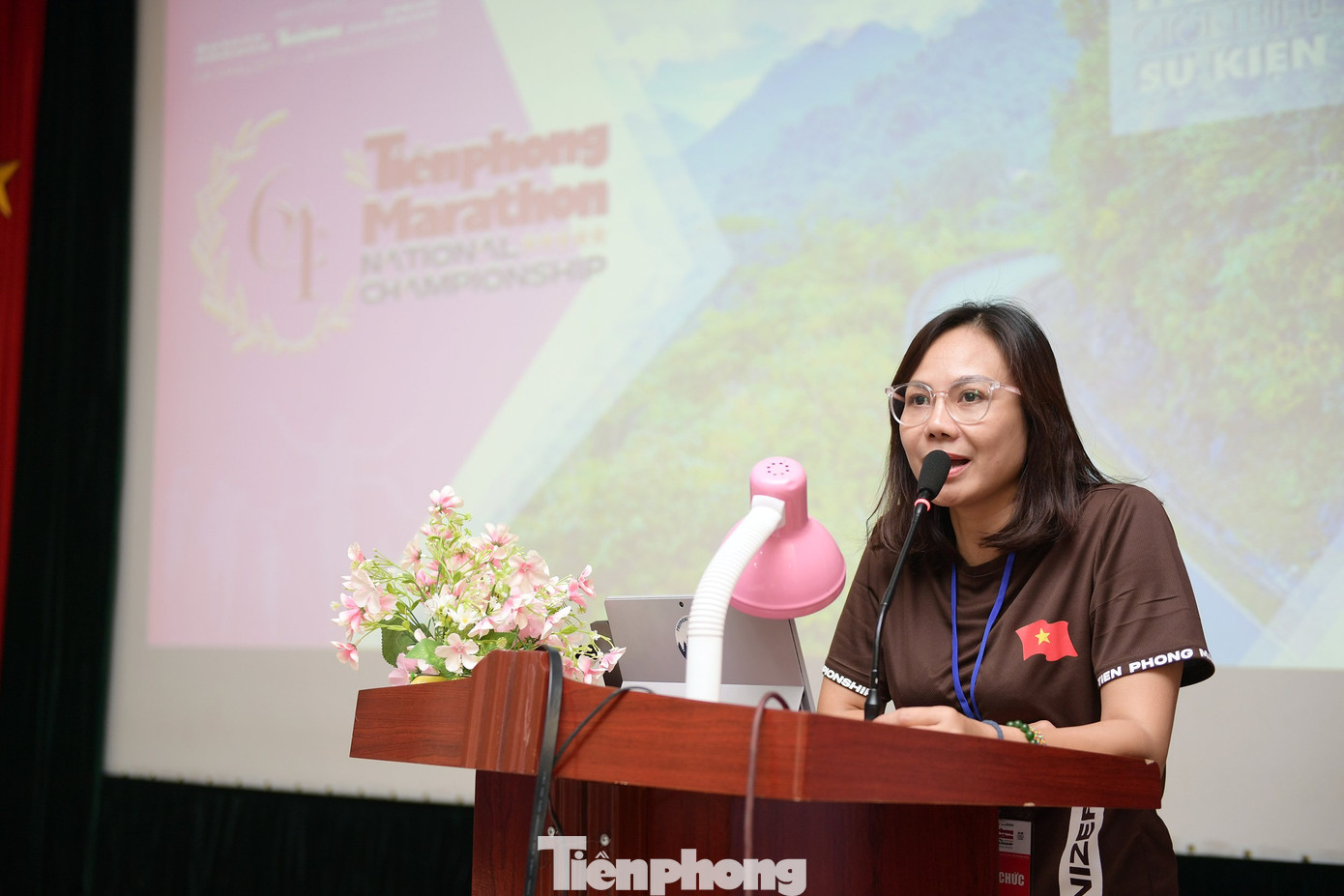 Ban tổ chức phổ biến các phần việc và hướng dẫn kỹ năng cho tình nguyện viên. Ban tổ chức phổ biến các phần việc và hướng dẫn kỹ năng cho tình nguyện viên.