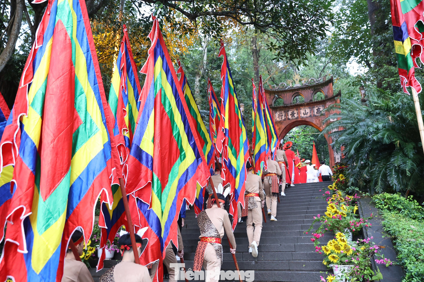 Đoàn rước kiệu dâng lễ vật hương, hoa, bánh chưng, bánh dày gắn liền với truyền thuyết về vị hoàng tử Lang Liêu.