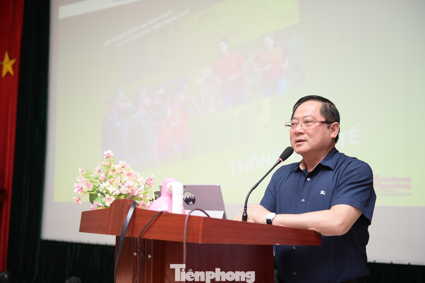 Nhà báo Lê Xuân Sơn - Tổng Biên tập báo Tiền Phong phát biểu tại buổi tập huấn cán bộ y tế tham gia hỗ trợ Tiền Phong Marathon 2023.