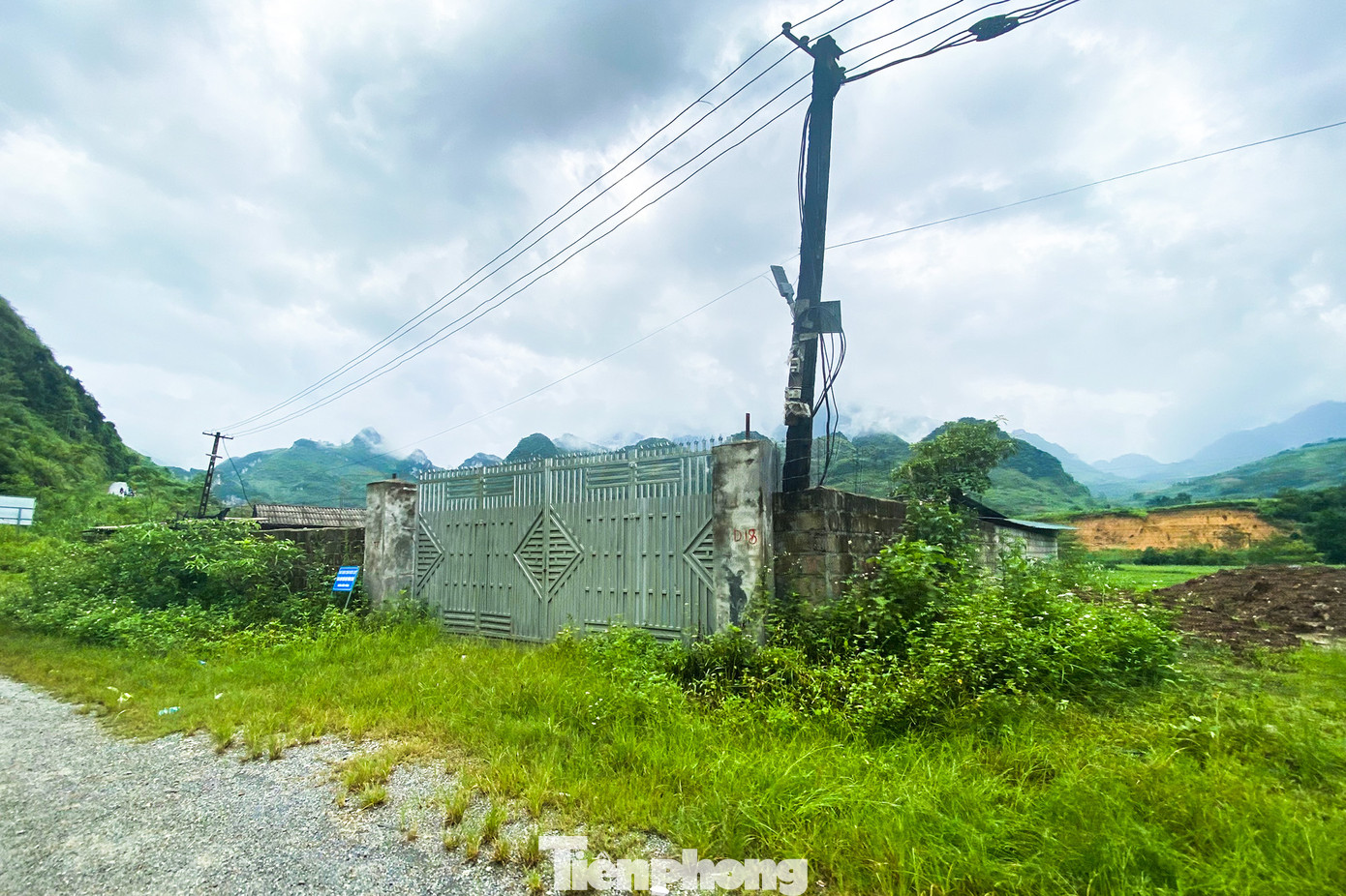 Trao đổi với Tiền Phong, Bí thư Đảng ủy xã Du Già - Thào Mí Chá cho biết, các trường hợp người nhà của lãnh đạo xã có các công trình xây dựng trái phép như trường hợp bà Nguyễn Thị Vân - mẹ vợ của ông Hoàng Minh Trường, Chủ tịch UBND xã Du Già, xã đều nắm được và hiện chờ kết luận, xử lý từ huyện.