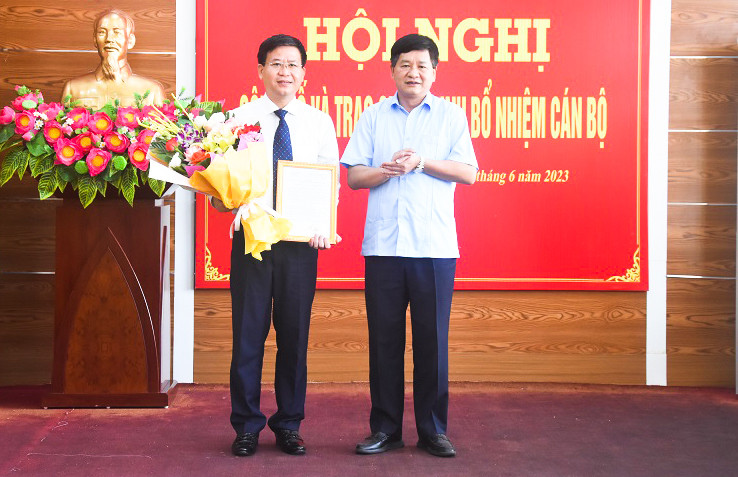 Ông Lê Thành Đô - Phó Bí thư Tỉnh ủy, Chủ tịch UBND tỉnh Điện Biên (phải) trao quyết định và tặng hoa chúc mừng tân Phó Giám đốc Sở Tài chính Bùi Mạnh Chuyển. Ảnh: Dienbienportal.