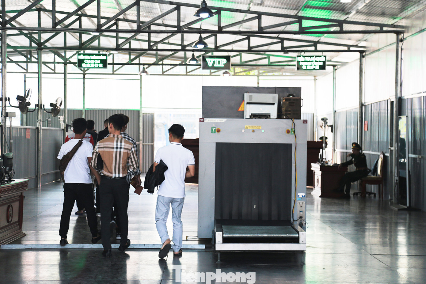 Ở chiều xuất cảnh, các thủ tục diễn ra một cách nhanh chóng do số lượng người ít.