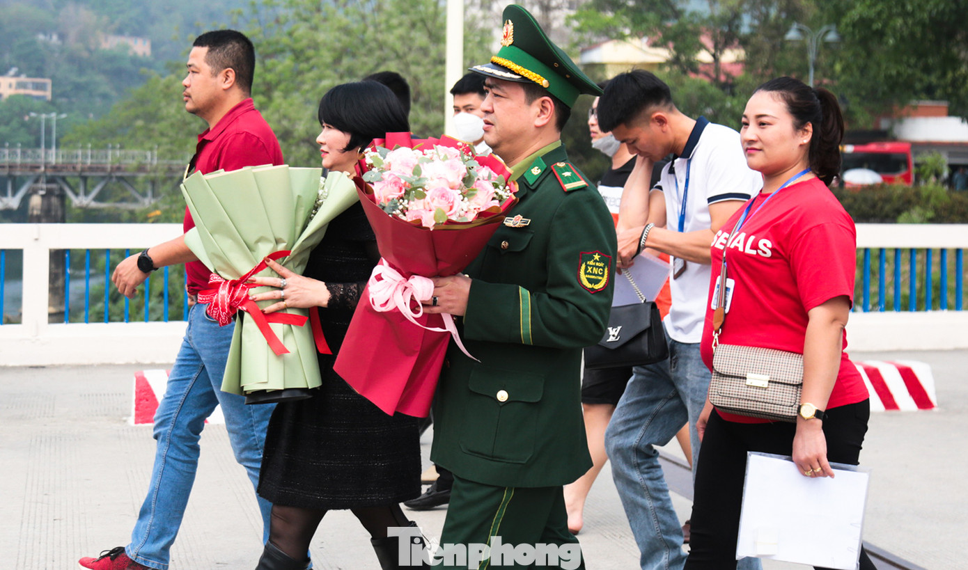Ngay khi thấy đoàn khách Trung Quốc, lãnh đạo Đồn Biên phòng cửa khẩu quốc tế Lào Cai đã có mặt, mang theo hoa ra tận cầu để đón các vị khách.