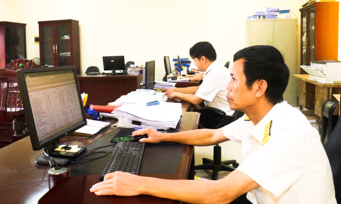 Cán bộ Đội Kiểm tra thuế thuộc Chi cục Thuế khu vực Tam Nông - Thanh Thủy thực hiện rà soát, phân loại các khoản nợ của người nộp thuế. Ảnh: PhuthoPortal.