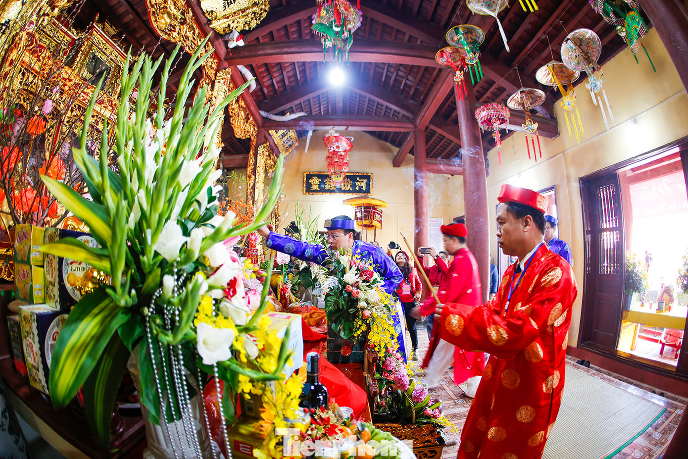 Sau phần lễ là phần hội mang đậm sắc thái của dân bản địa cổ châu Thu Vật xưa với các dân tộc Tày, Kinh, Nùng, Dao, Cao Lan vùng Thác Bà, sông Chảy.