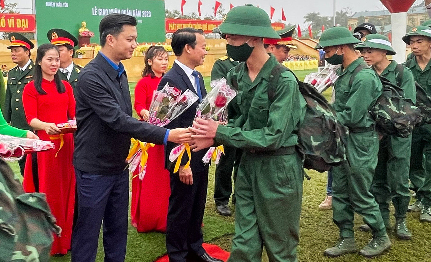 Bí thư T.Ư Đoàn Nguyễn Minh Triết tặng hoa và động viên các thanh niên hăng hái lên đường thực hiện nghĩa vụ quân sự, công an.
