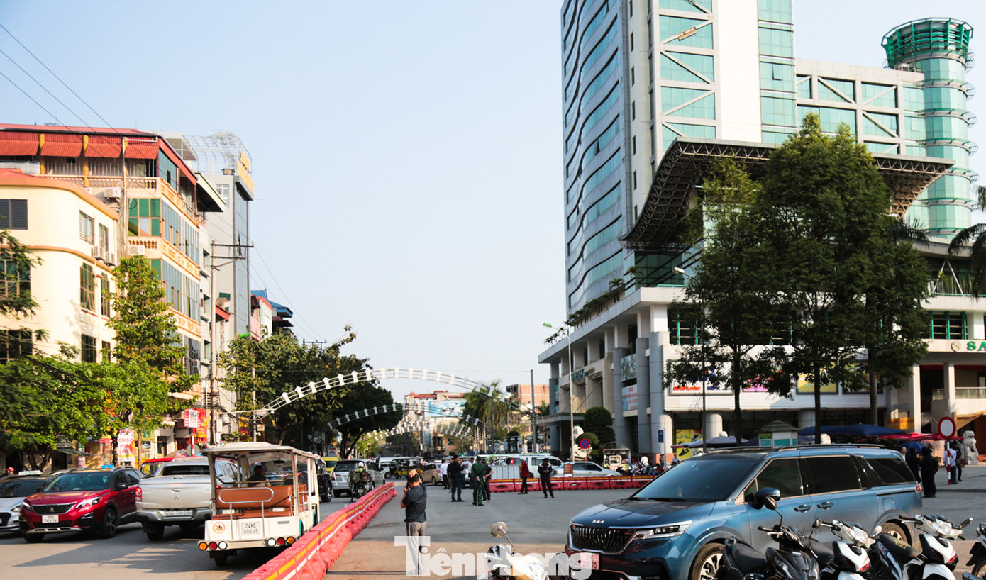 Một ngày trước thời điểm Lào Cai đón đoàn khách du lịch Trung Quốc đầu tiên đi tour, các hoạt động xuất nhập cảnh tại cửa khẩu quốc tế Lào Cai vẫn diễn ra bình thường. Lưu lượng phương tiện qua lại tuyến phố trước cửa khẩu không có sự ùn tắc cục bộ. Theo kế hoạch, 14h30 chiều 15/3, UBND thành phố Lào Cai, Hiệp hội du lịch và Sở Du lịch Lào Cai sẽ tổ chức đón tiếp, tặng hoa chúc mừng đoàn khách du lịch Trung Quốc đầu tiên nhập cảnh vào Lào Cai.