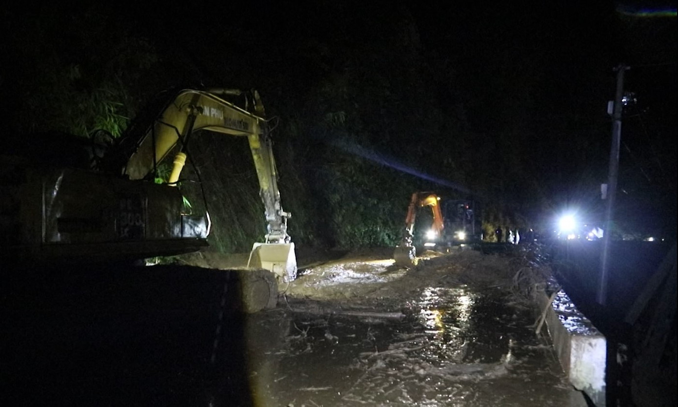 Các phương tiện mác xúc được huy động khắc phục điểm ngập, sạt lở trên đường tỉnh lộ 152. Các phương tiện mác xúc được huy động khắc phục điểm ngập, sạt lở trên đường tỉnh lộ 152.