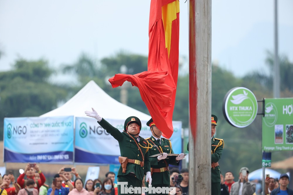 Trao đổi với phóng viên báo Tiền Phong, Bí thư Tỉnh ủy Lai Châu Giàng Páo Mỷ cho biết, khi lá cờ được kéo lên, cảm giác rất xúc động và khiến mọi người thêm yêu Tổ quốc, yêu đất nước, yêu quê hương mình hơn.