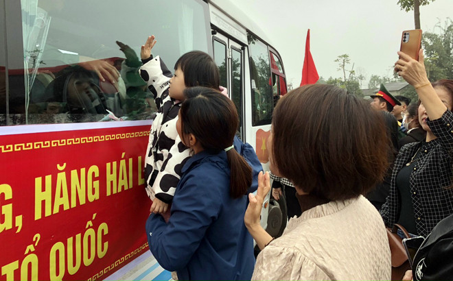Người thân chia tay các tân binh thành phố Yên Bái lên đường nhập ngũ.