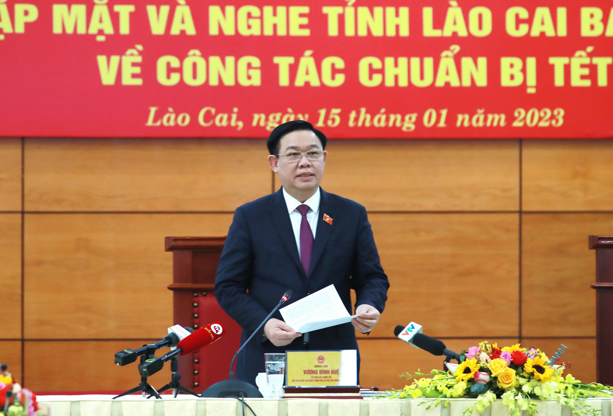 Phát biểu chỉ đạo tại buổi làm việc, Chủ tịch Quốc hội ghi nhận, biểu dương sự cố gắng, nỗ lực và những kết quả quan trọng mà Đảng bộ, chính quyền và nhân dân tỉnh Lào Cai đã đạt được trong năm 2022. Thời gian tới, Chủ tịch Quốc hội đề nghị Lào Cai tiếp tục quán triệt và triển khai mạnh mẽ hơn các nghị quyết của Trung ương, Quốc hội, Chính phủ, nhất là Nghị quyết số 11-NQ/TW ngày 10/2/2022 của Bộ Chính trị về phương hướng phát triển kinh tế - xã hội, bảo đảm quốc phòng, an ninh vùng Trung du và miền núi Bắc Bộ đến năm 2030, tầm nhìn đến năm 2045.