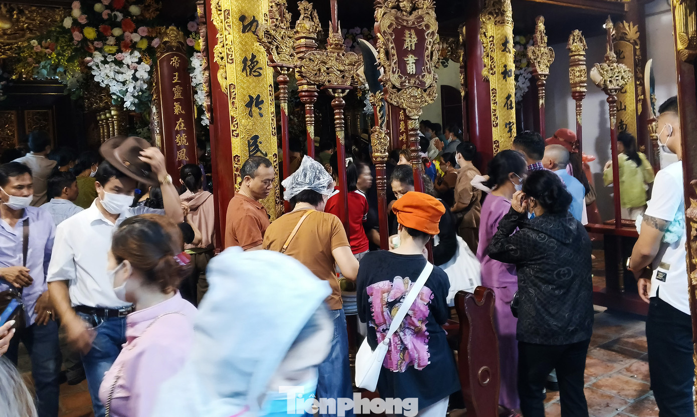 Cũng theo lãnh đạo Ban quản lý Khu di tích lịch sử Đền Hùng, người dân, du khách chấp hành khá tốt các nội quy, quy định. Tại các chốt trong khu di tích đều có lực lượng ứng trực tại chỗ để xử lý các tình huống phát sinh hoặc trợ giúp y tế khi người dân cần. Sau ngày chính lễ giỗ Tổ Hùng Vương, Khu di tích lịch sử Đền Hùng vẫn tiếp tục đón người dân, du khách đến tham quan. Cũng theo lãnh đạo Ban quản lý Khu di tích lịch sử Đền Hùng, người dân, du khách chấp hành khá tốt các nội quy, quy định. Tại các chốt trong khu di tích đều có lực lượng ứng trực tại chỗ để xử lý các tình huống phát sinh hoặc trợ giúp y tế khi người dân cần. Sau ngày chính lễ giỗ Tổ Hùng Vương, Khu di tích lịch sử Đền Hùng vẫn tiếp tục đón người dân, du khách đến tham quan.