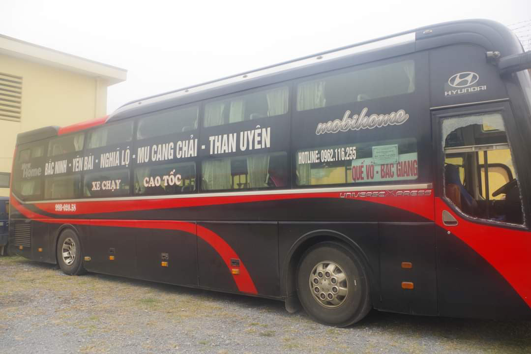 Chiếc xe bị đập phá trong vụ ẩu đả. Chiếc xe bị đập phá trong vụ ẩu đả.