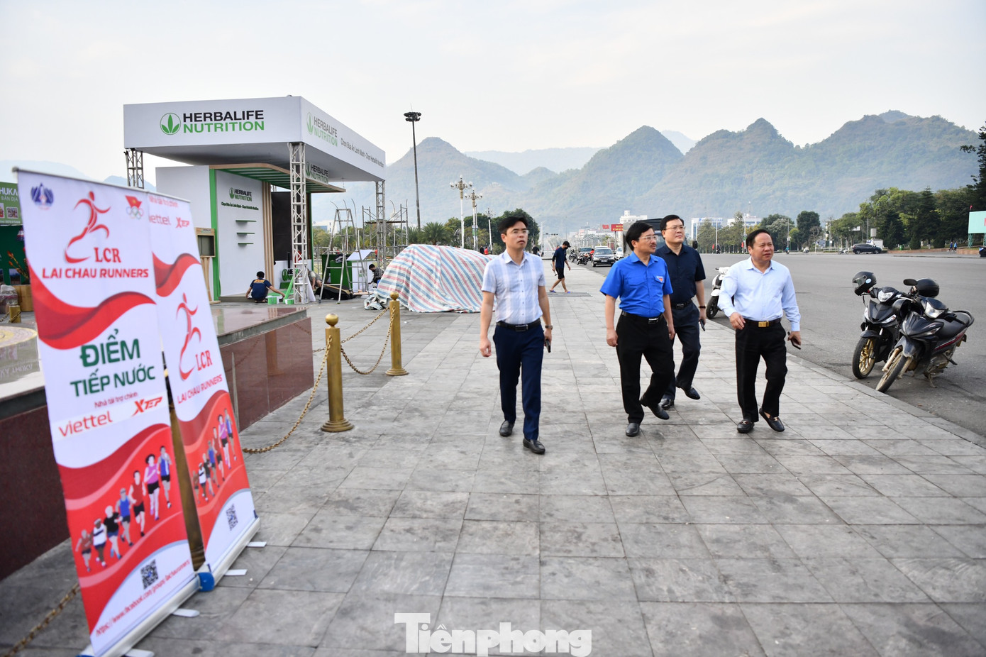 Tại khu vực Quảng trường Nhân dân, nơi diễn ra các sự kiện chính của giải, nhà báo Vũ Tiến - Phó Tổng biên tập báo Tiền Phong giới thiệu đến Phó Chủ tịch Thường trực UBND tỉnh Lai Châu Tống Thanh Hải các vị trí khu vực chức năng phục vụ vận động viên và du khách.