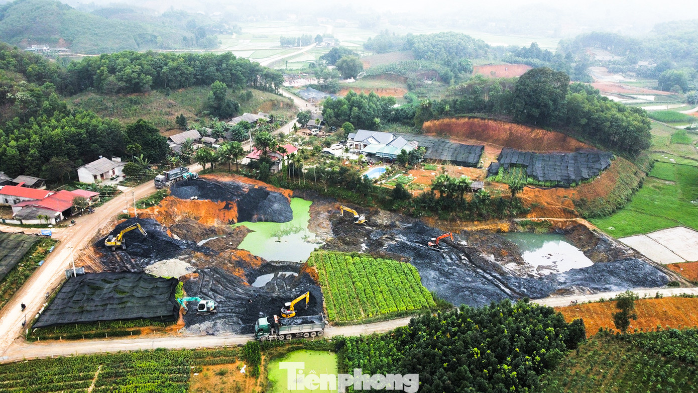 Hiện trạng khu đất thời điểm đang được tổ chức đào xới, vận chuyển trái phép. - Ảnh: Văn Đức