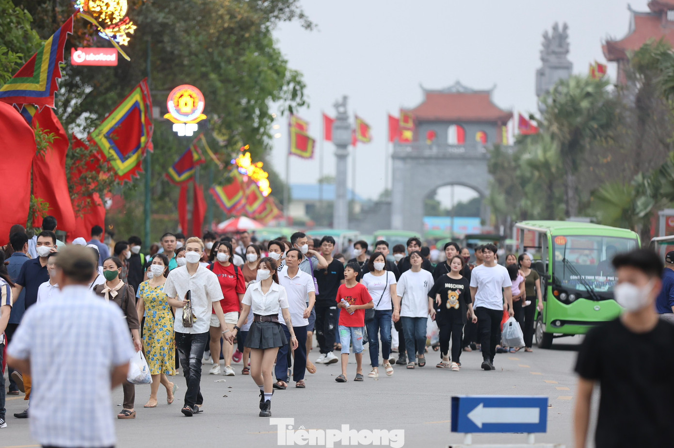 Trao đổi với Tiền Phong, ông Lê Trường Giang, Giám đốc Khu di tích lịch sử Đền Hùng cho biết, bắt đầu từ chiều 28/4, lượng khách đổ về rất đông. Mọi người đều chấp hành rất tốt các quy định.