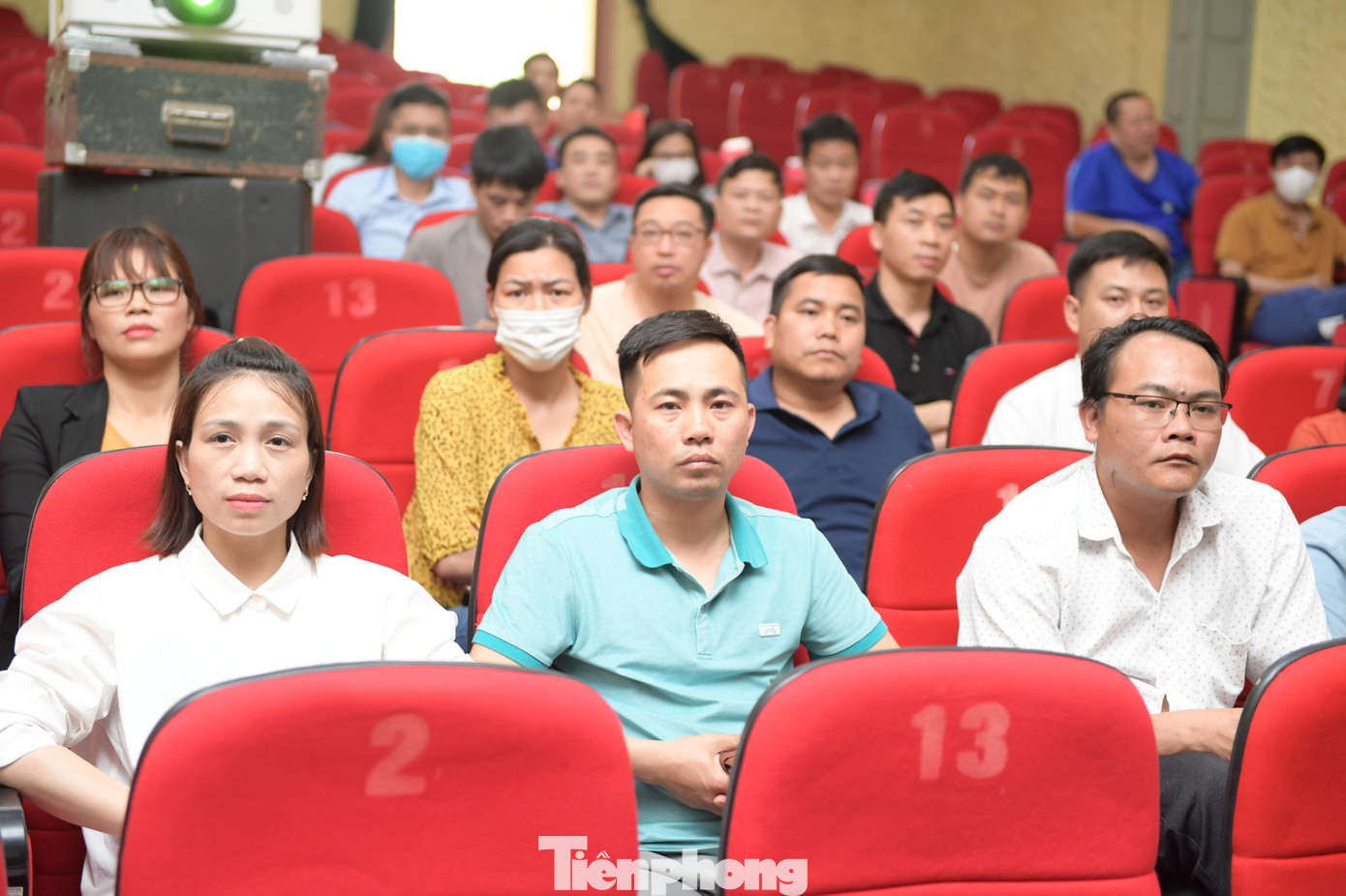 Các cán bộ tham gia buổi tập huấn y tế.