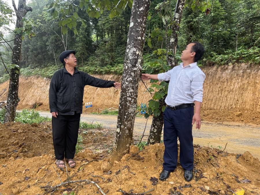 Ông Vẩu (áo đen) trên phần đất gia đình quyết định hiến để làm đường giao thông. Ông Vẩu (áo đen) trên phần đất gia đình quyết định hiến để làm đường giao thông.