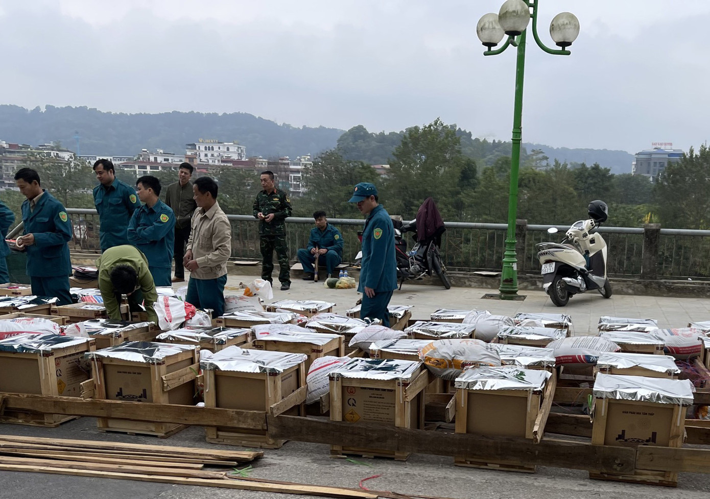 Không khí đón Tết Quý Mão trên cả nước ảnh 16