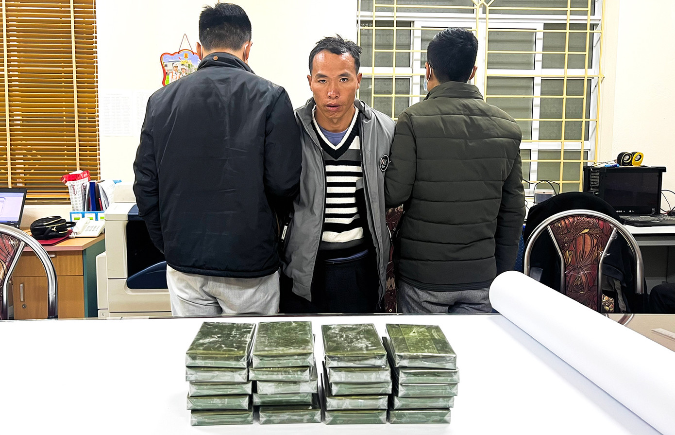 Đối tượng Vàng A Cháng và tang vật vụ án.