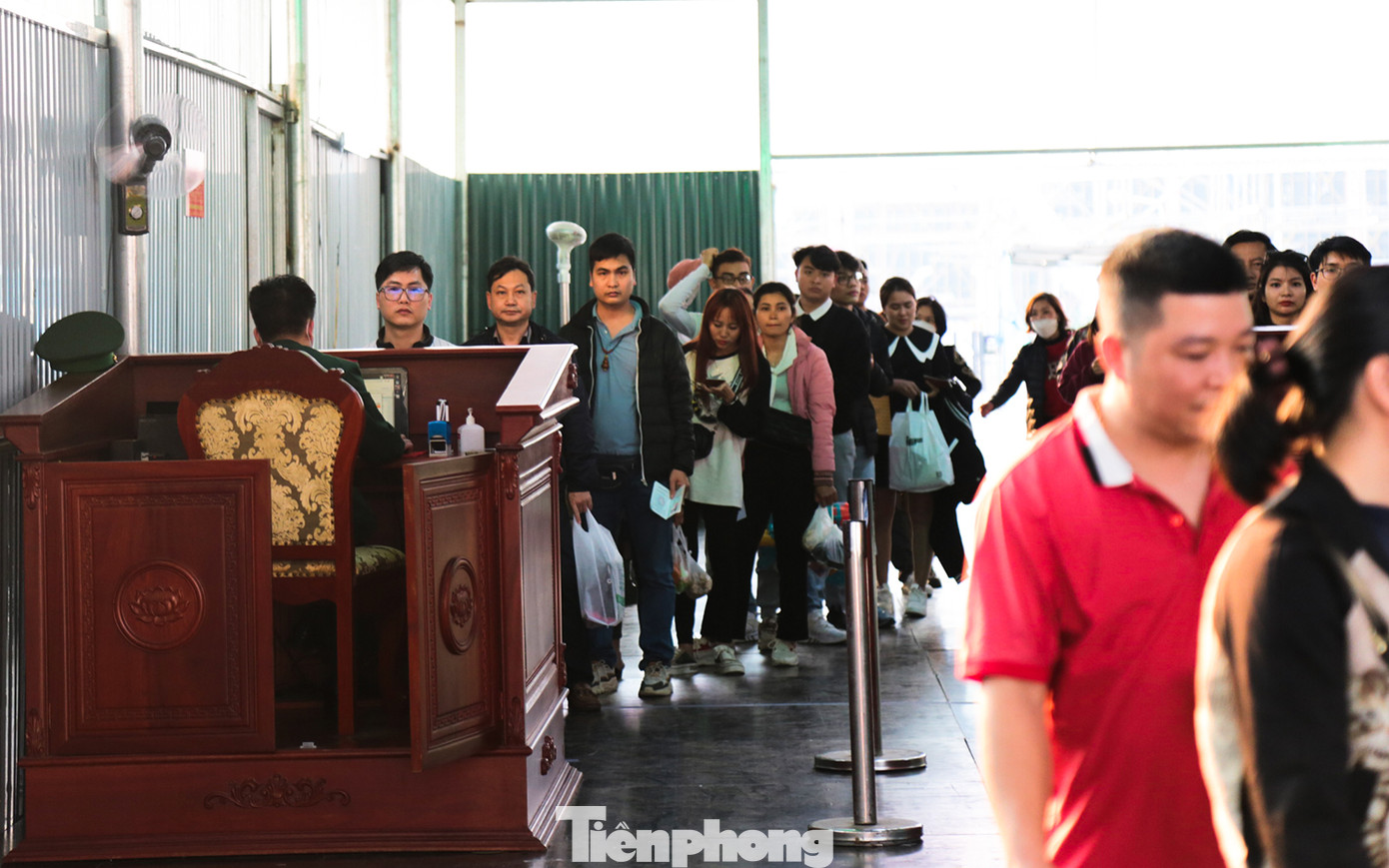 Do số lượng người nhập cảnh đông nên cư dân và khách du lịch nhỏ lẻ phải xếp hàng, chờ đến lượt làm thủ tục.