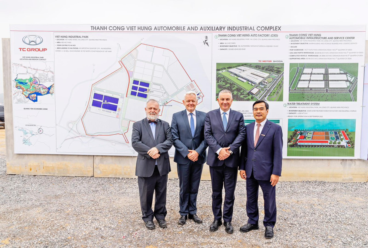 Bộ Công thương Cộng hòa Séc và lãnh đạo Tập đoàn Thành Công tham quan nhà máy ở Quảng Ninh. Bộ Công thương Cộng hòa Séc và lãnh đạo Tập đoàn Thành Công tham quan nhà máy ở Quảng Ninh.