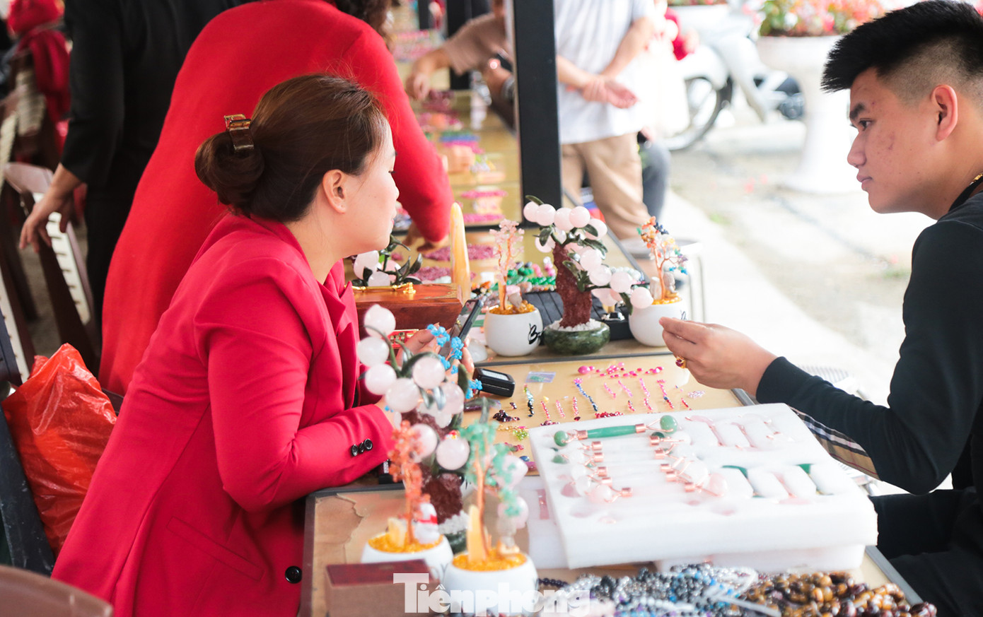 Kệ hàng là những bàn nhỏ trưng bày các loại đá quý, sản phẩm từ đá quý. Mức giá mỗi viên đá tùy từng loại, từ vài trăm nghìn đồng đến vài chục triệu, trăm triệu đồng, thậm chí cả tỷ đồng.