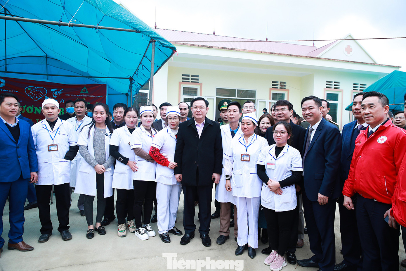 Có mặt tại trạm Y tế xã Trịnh Tường, Chủ tịch Quốc hội động viên, thăm hỏi các cán bộ y tế và người dân đến thăm khám.