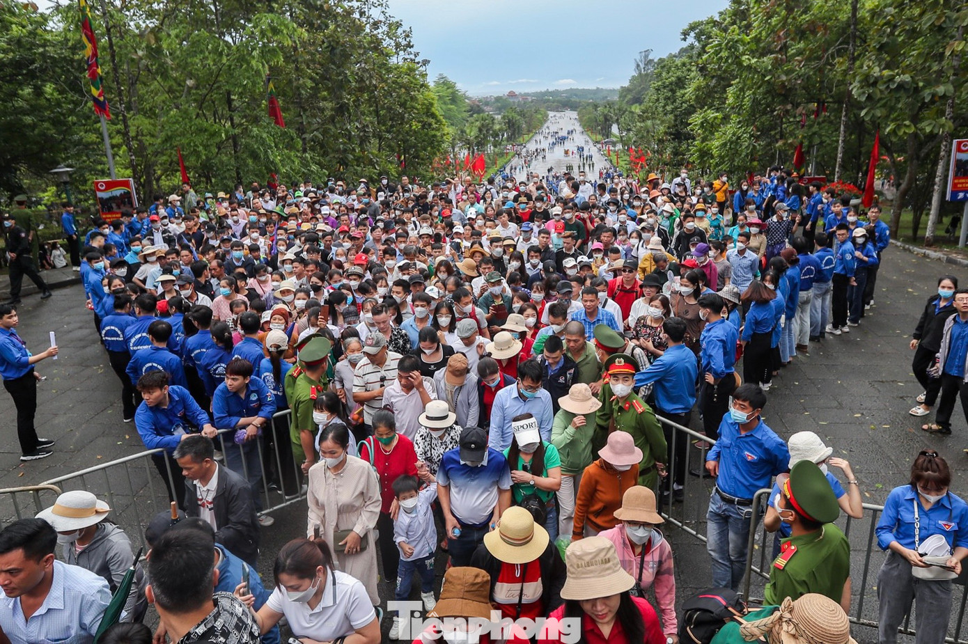 Sáng nay (29/4), thành phố Việt Trì, Phú Thọ có mưa lớn lúc 5h. Tuy nhiên, đến khoảng hơn 6h, trời ngớt mưa. Hàng nghìn người dân từ khắp các tỉnh, thành trong cả nước, không quản ngại đường sá xa xôi, về dâng hương giỗ Tổ Hùng Vương. Sáng nay (29/4), thành phố Việt Trì, Phú Thọ có mưa lớn lúc 5h. Tuy nhiên, đến khoảng hơn 6h, trời ngớt mưa. Hàng nghìn người dân từ khắp các tỉnh, thành trong cả nước, không quản ngại đường sá xa xôi, về dâng hương giỗ Tổ Hùng Vương.