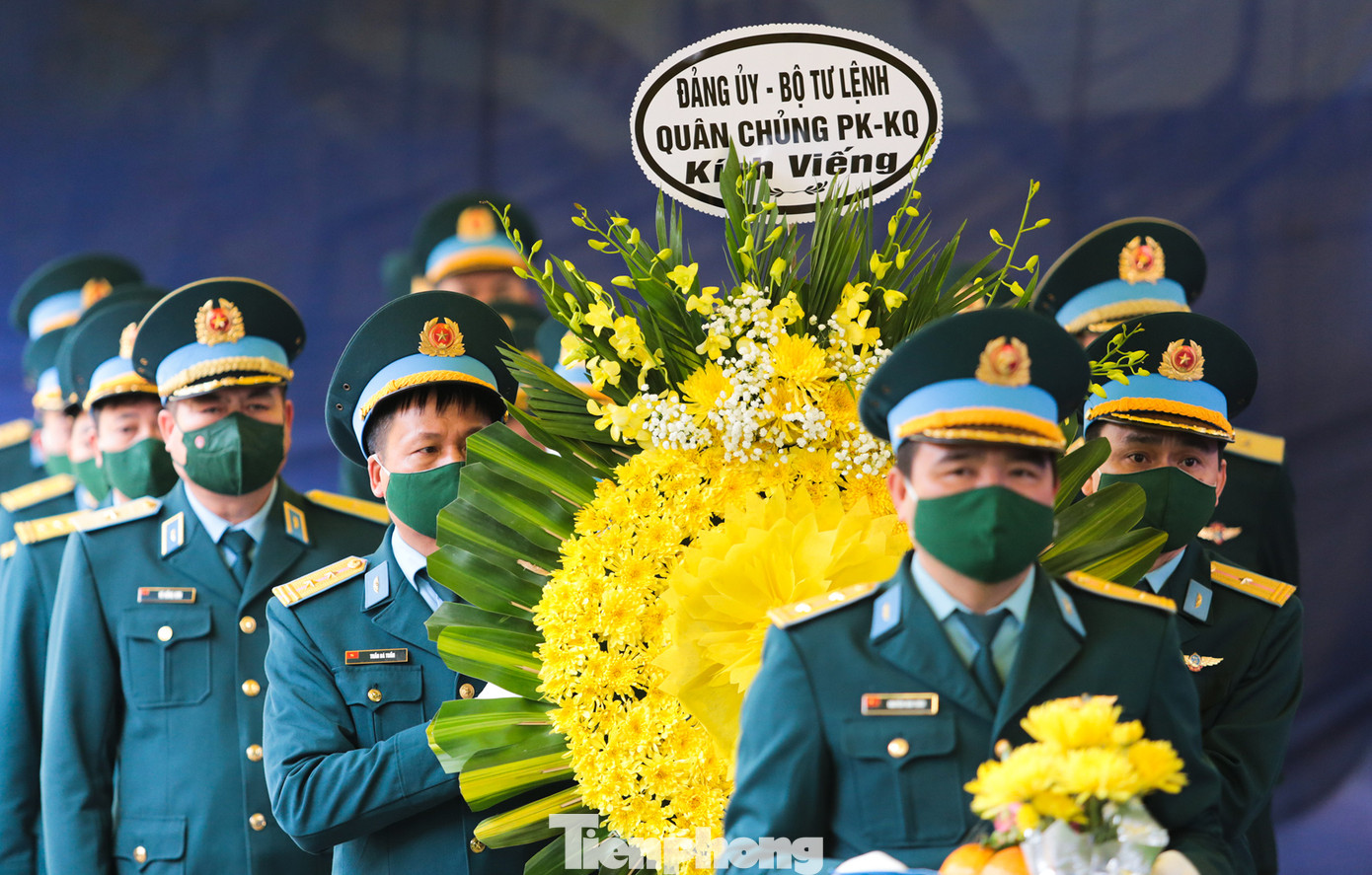 Tập thể Đảng ủy - Bộ tư lệnh Quân chủng phòng không không quân đến viếng.