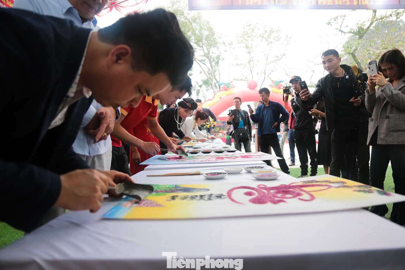 Nhiều bức tranh được đấu giá cả chục triệu đồng.