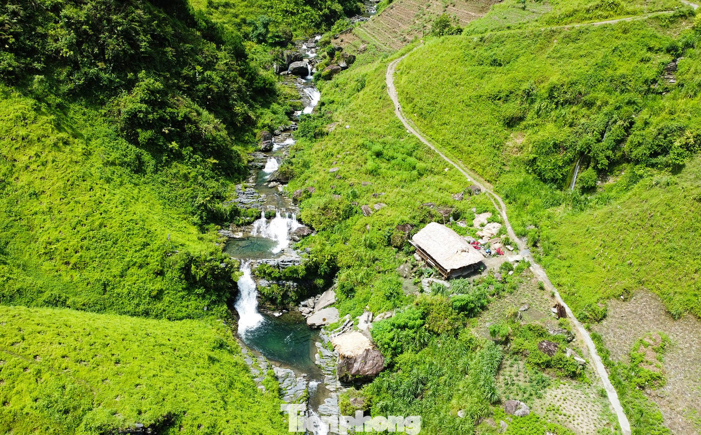 Theo UBND xã Du Già, bên thác nước Ba Tiên có một nhà sàn, được xác định là của Trưởng thôn Thâm Luông ông Thào Nhè Chứ. Theo UBND xã Du Già, bên thác nước Ba Tiên có một nhà sàn, được xác định là của Trưởng thôn Thâm Luông ông Thào Nhè Chứ.