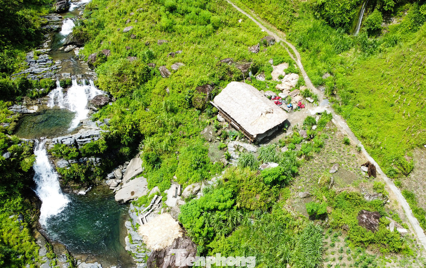 Tại thác Ba Tiên, địa điểm thu hút nhiều khách du lịch nước ngoài đến với Du già, một căn nhà sàn của trưởng thôn Thâm Luông - Thào Nhè Chứ được UBND xã Du Già xác định xây dựng trái phép trên đất nông nghiệp. Trước tình trạng vi phạm về đất đai tại Du Già, được biết, UBND huyện Yên Minh đã vào cuộc thanh tra và sẽ sớm công bố vi phạm cũng như các hình thức xử lý, kỷ luật theo quy định của pháp luật.