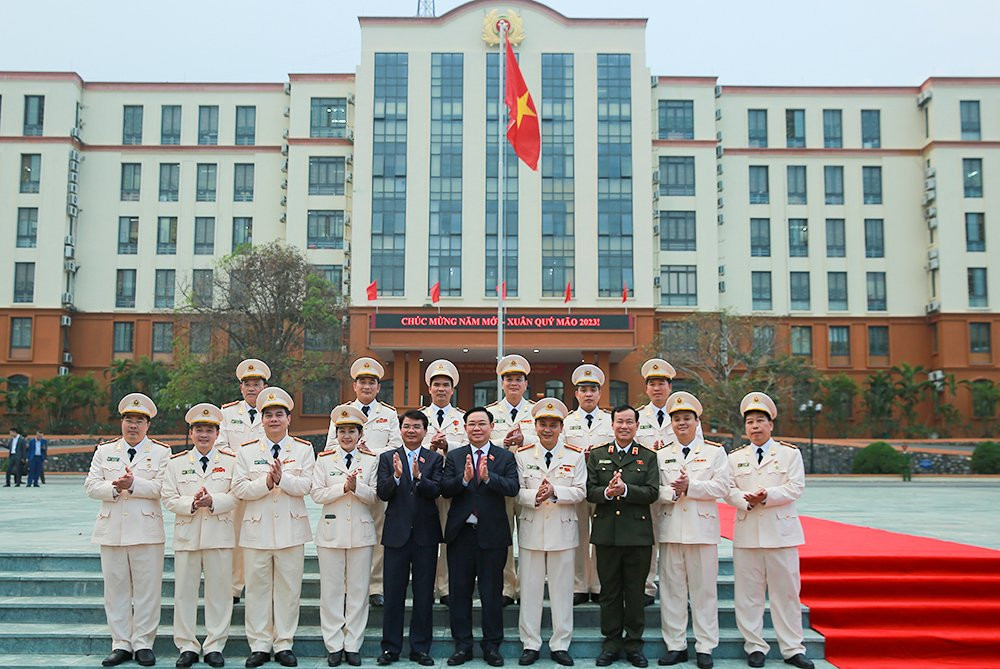 Cũng trong chiều 15/1, Chủ tịch Quốc hội Vương Đình Huệ có chuyến thăm, chúc Tết Công an tỉnh Lào Cai.