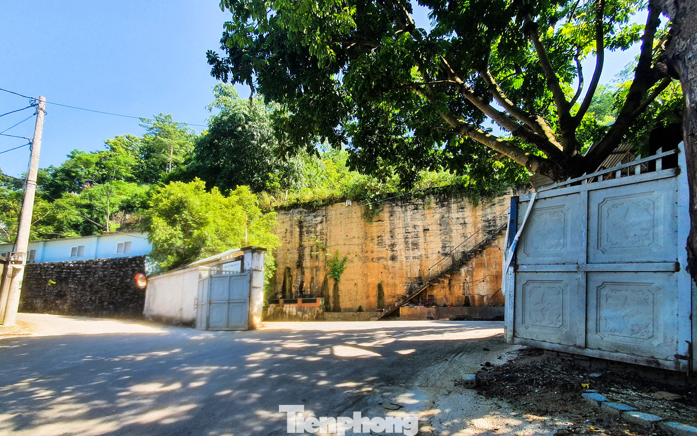 Hai bức kè bê tông và kè đá chắn trên, chắn dưới phần đất của gia đình ông Cường.