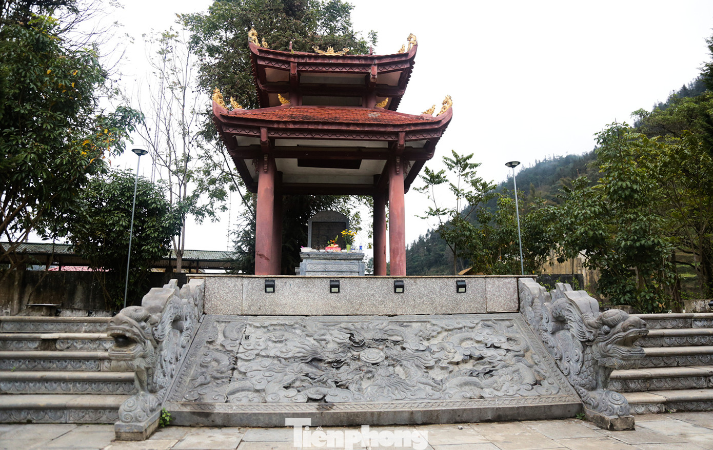 Sau 44 năm, Đồn Pha Long hiện nay đã được xây dựng khang trang hơn. Khuôn viên đặt bia tưởng niệm các anh hùng liệt sỹ của Đồn Biên phòng Pha Long được đặt lối cổng vào.