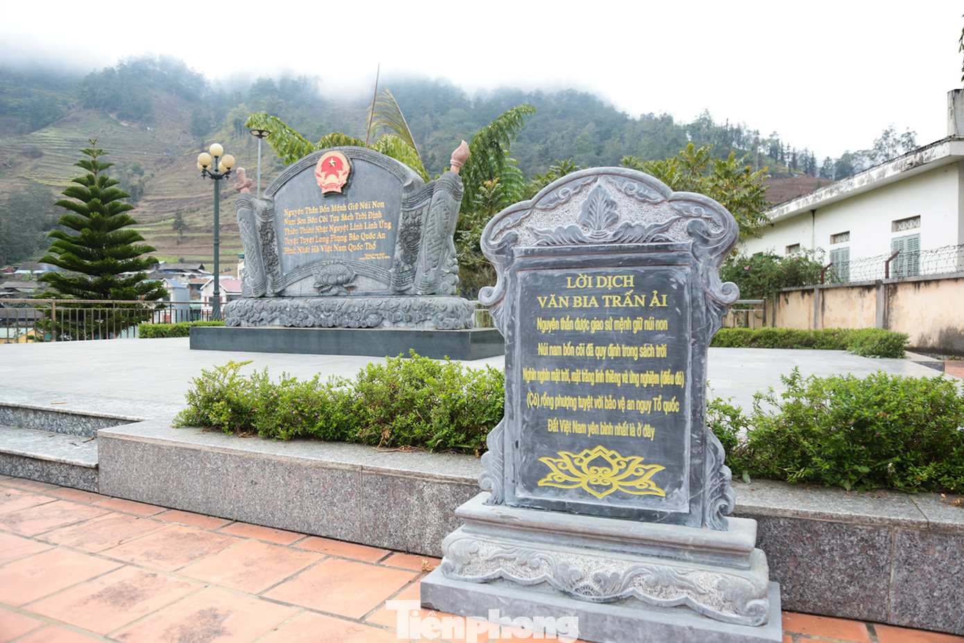 Khuôn viên bên trái cổng vào Đồn Biên phòng Pha Long đặt bia trấn ải khẳng định chủ quyền thiêng liêng của Tổ quốc.