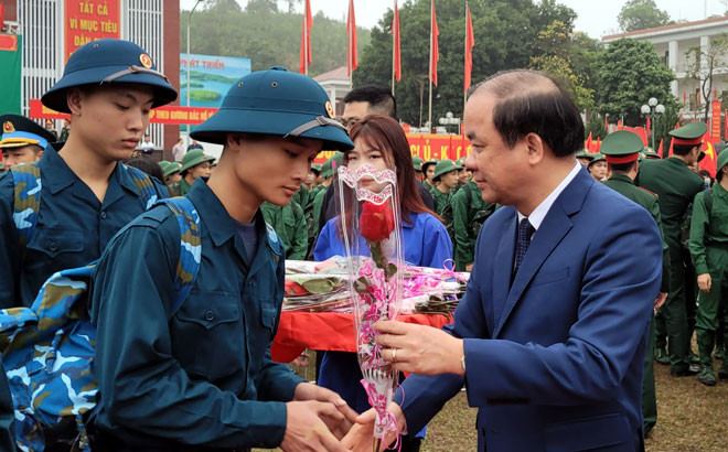 Ông Tạ Văn Long - Phó Bí thư Thường trực Tỉnh ủy, Chủ tịch HĐND tỉnh Yên Bái dự Lễ giao nhận quân năm 2023 tại huyện Yên Bình.