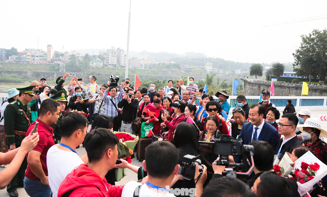 Cũng theo chia sẻ của đại diện doanh nghiệp lữ hành, trong số 79 khách, một nhóm 19 khách sẽ lưu lại thành phố Lào Cai tham quan, sau đó lên Sa Pa nghỉ lại một đêm. Các ngày tiếp theo, đoàn khách sẽ xuống Hà Nội và điểm dừng chân cuối là Hạ Long, Quảng Ninh.