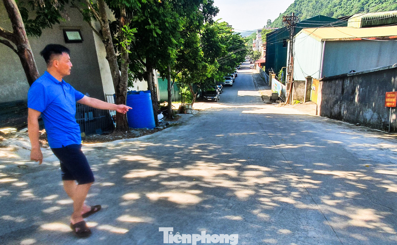 Ông Thái Hữu Cường chỉ con đường dẫn vào phần đất của gia đình.