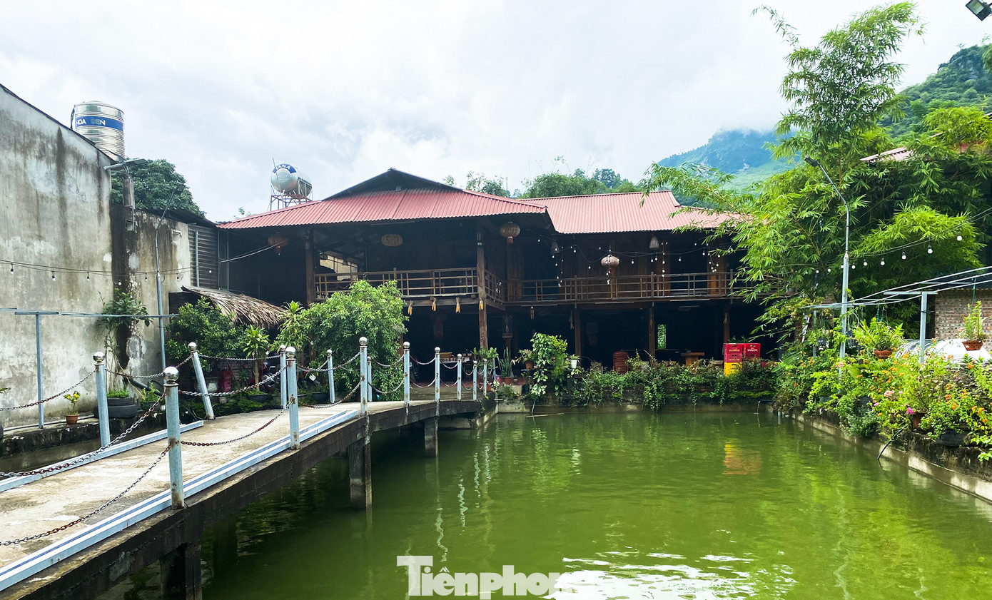 Trao đổi với PV Tiền Phong, ông Nguyễn Kiên Cường cho biết, liên quan công trình xây dựng trái phép gia đình chỉ có một điểm, hiện là nhà tạm, không kiên cố, kinh doanh homestay với hơn 10 phòng nghỉ.