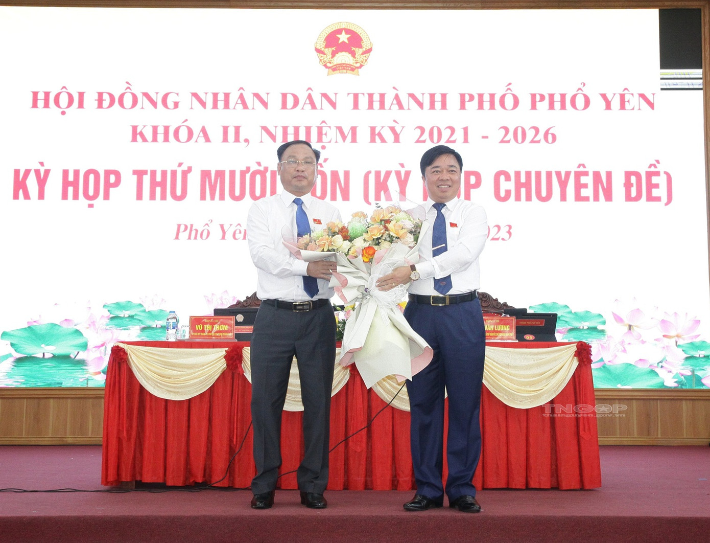Ông Nguyễn Công Thịnh (trái) - tân Chủ tịch UBND thành phố Phổ Yên - Thái Nguyên. (Ảnh: TNGOP).