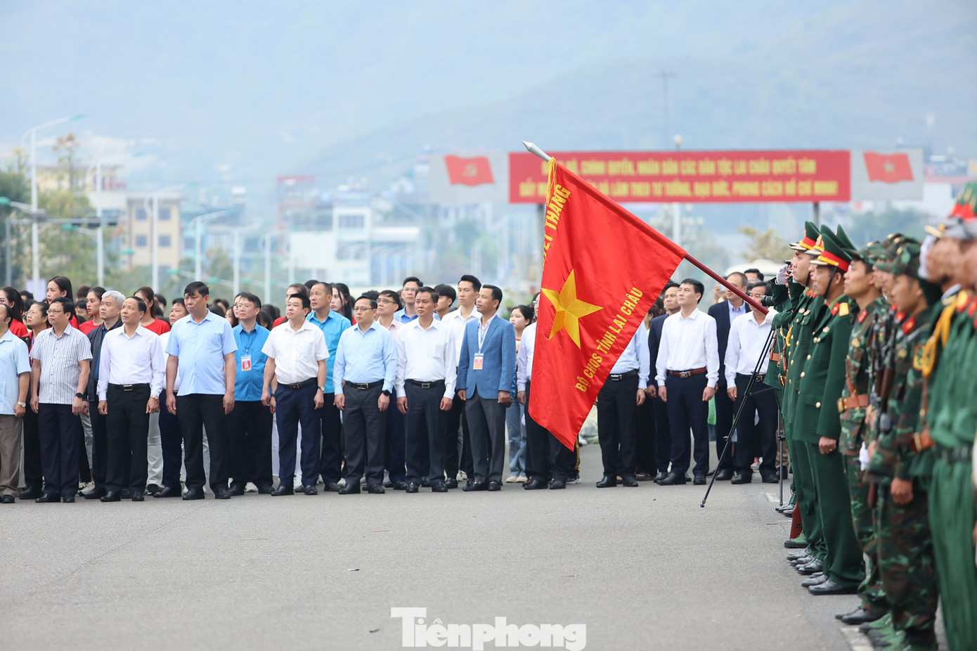 Nhiều lãnh đạo các sở, ngành tỉnh Lai Châu tham dự lễ thượng cờ Tổ quốc vào sáng nay, 25/3, trong đó có ông Nguyễn Minh Hiệu - Giám đốc Sở Thông tin truyền thông, ông Lương Chiến Công - Giám đốc Sở Văn hóa, Thể thao và du lịch tỉnh Lai Châu.